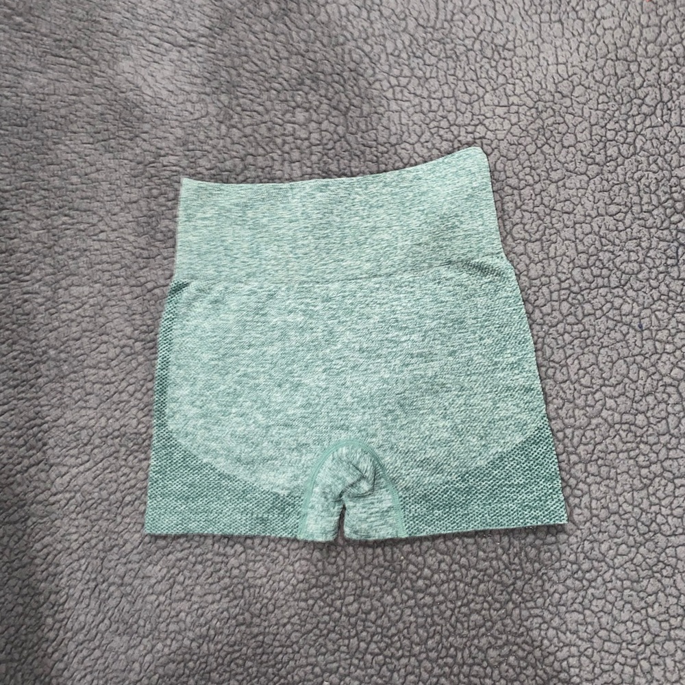Amazon booty scrunch shorts size small